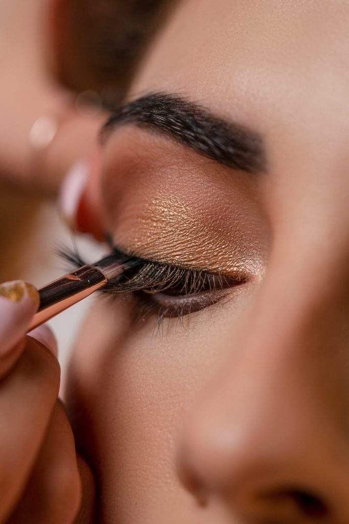 How to do makeup